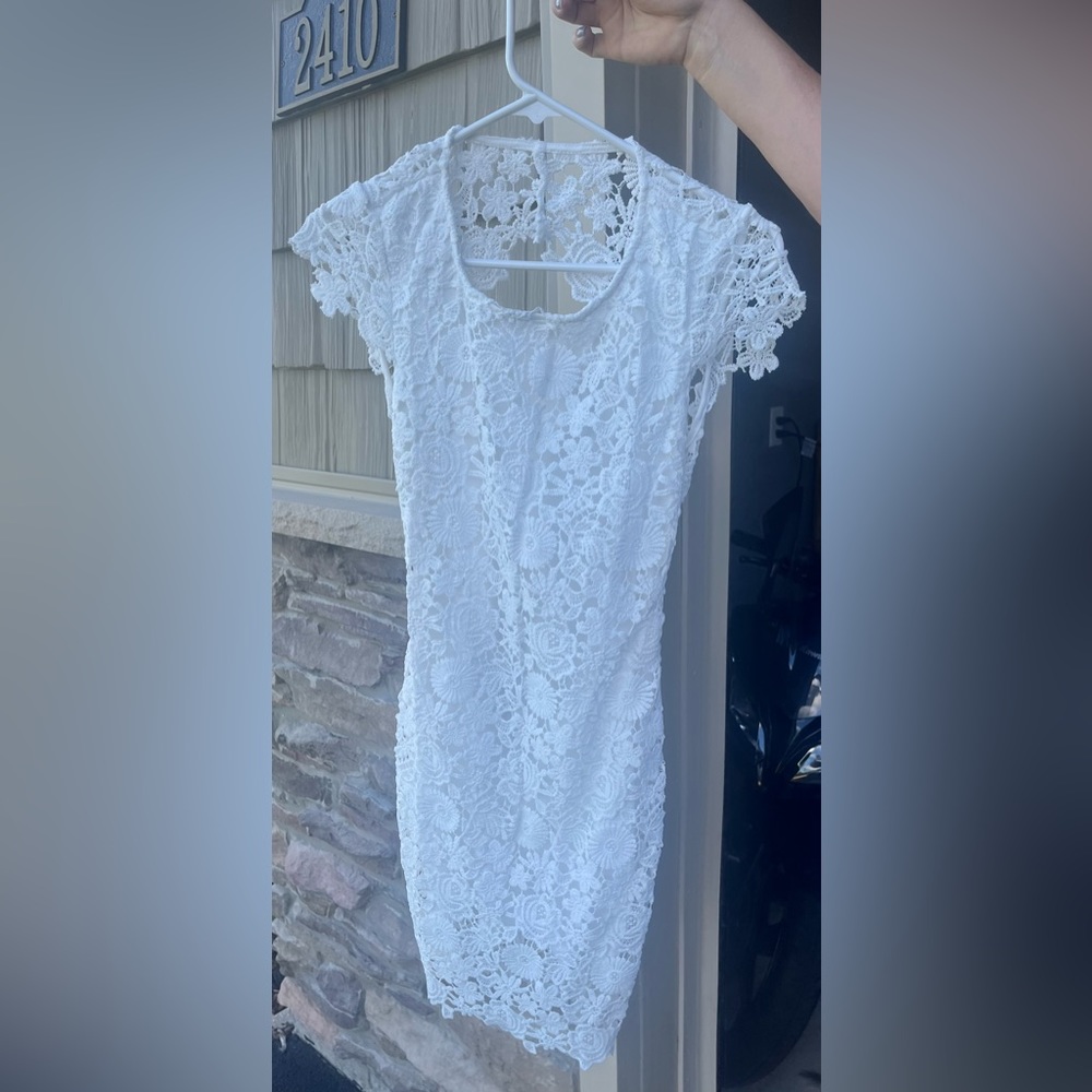 Whit open back dress. Size XS (2).